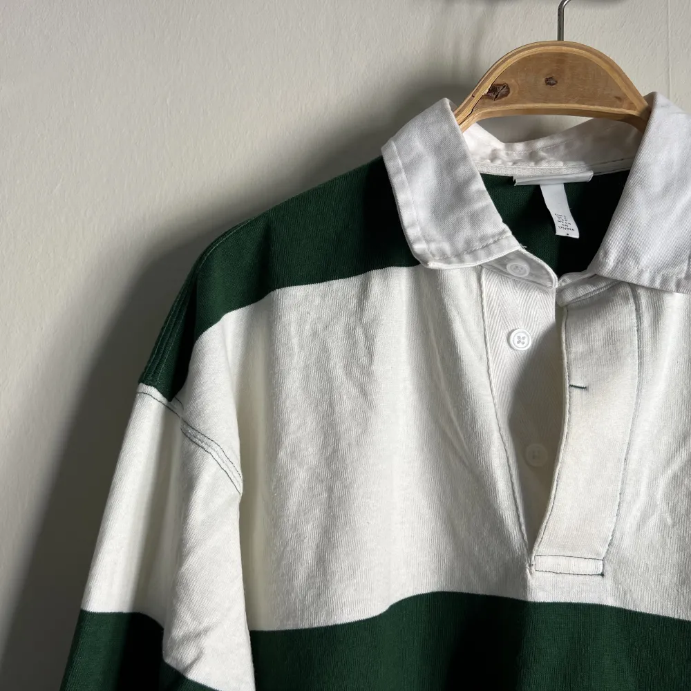 Randig skjorta i vit och grön, i gott skick då den endast är använd en gång. Skjortor.