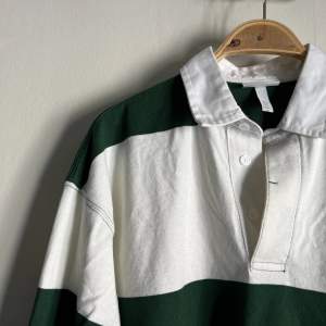 Randig skjorta i vit och grön, i gott skick då den endast är använd en gång