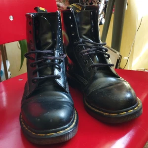 Dr Martens - Lägger upp dessa igen! Dr Martens storlek 41, använda men i bra skick enligt bilder. Säljer för att de egentligen är för stora på mig + behöver pengar 🤓