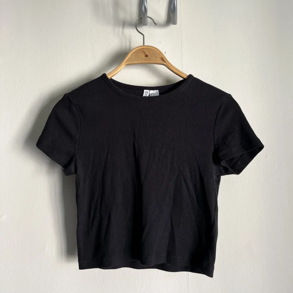 En svart kortare t-skirt. Säljer då den tyvärr inte kommer till användning. T-shirts.