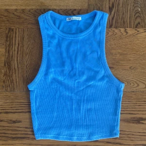 Blå topp - Blått linne från zara i storlek s, fint använt skick. Säljer för 60kr.