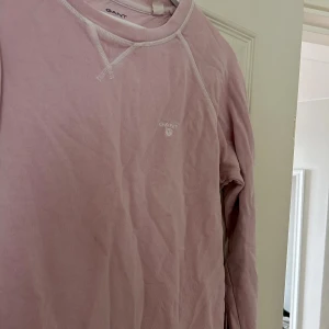 Rosa college tröja, Gant - Säljer denna fina college tröjan från gant då den tyvärr blivit för liten. Den är något mer rosa än vad som syns på bilden💗hör av dig om du vill ha fler bilder, pris kan diskuteras🥰🫶🏼