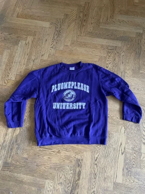 Plugmeplease Crewneck - Plugmeplease Crewneck från 2017. Går ej att få tag på idag. Ännu mer speciell nu när de bytt namn till ettresex också! I väldigt bra skick! Skriv om ni har nå fler frågor!