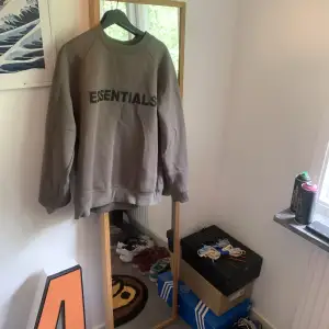 Jag säljer min Essentials ”Fear Of God” Sweatshirt i en ”taupe” liknande färg. Tröjan är använd en del men är fortfarande i väldigt fint skick! Skriv gärna om du har några frågor!