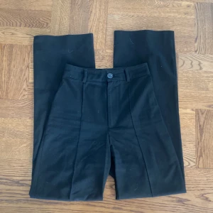 Kostymbyxor  - Säljer mina kostymbyxor från pull & bear som är i använt skick. De är lite uppsydda. Storlek xs, säljer för 120.