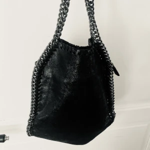 Superfin väska!🤍 - Jättefin väska som jag köpt i en butik i Kroatien, den är i äkta läder!! 💕 Säljer för 500kr plus frakt 😇 (prisregn kan diskuteras)