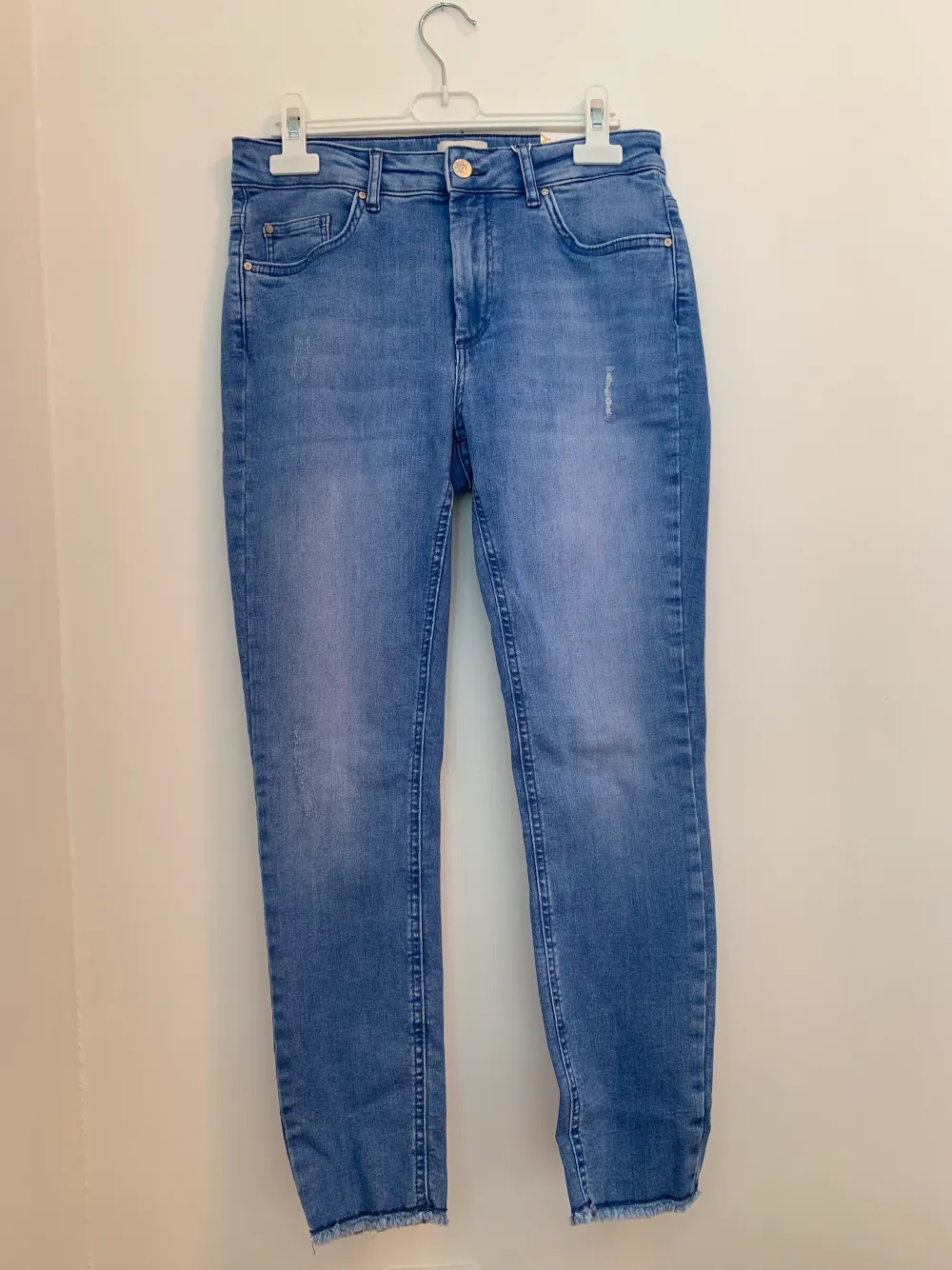 Helt nya, oanvända, ljusblåa jeans med prislappen kvar från Only i storlek, waist L, lenght 30. Jeansmodellen heter ”Blush Skinny, Mid waist, ankle”. Jeansen är ankel långa med slitningar. Se bild 2 för bättre bild på jeansens färg. Nypris ca 400kr.. Jeans & Byxor.