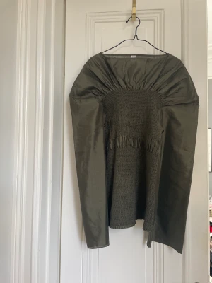 Toteme coripe blus olivgrön  - Som ny! Storlek S
