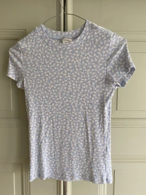 Blommig tröja - En tröja från monki.