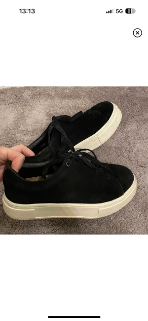 Eytys "doja" sneakers - Säljer nu dessa sneakers från eytys i modellen "doja"! Dem är i svart mocka tyg. Storlek 39!! De är i fick skick, dock finns det lite slitningar i hälen. Detta lägger man inte märke till vid användning, då syns ej detta. Därför säljer jag billigt❤️‍🔥