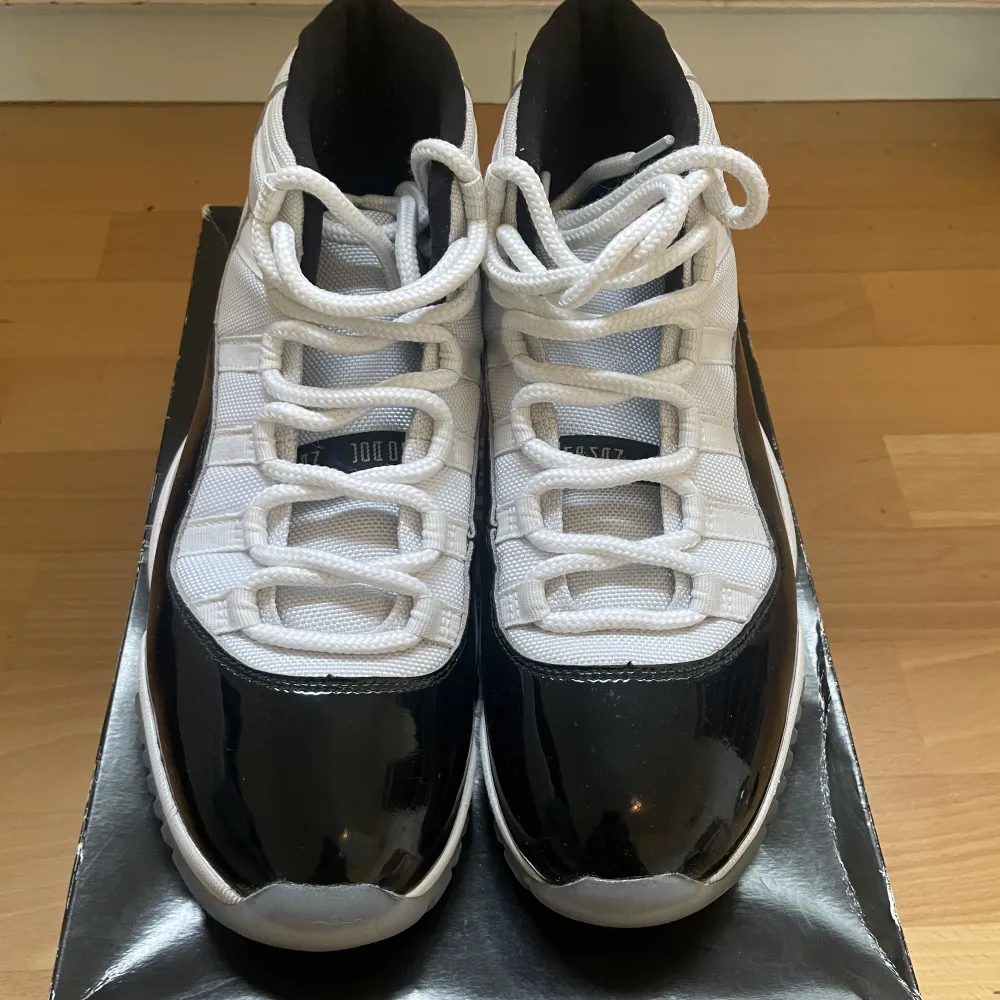 Säljer nu mina Jordan 11 concord (2018) då dom är alldeles för små för mig . Skicket på skorna är 8.5/10  Box finns såklart Allt OG. Skor.