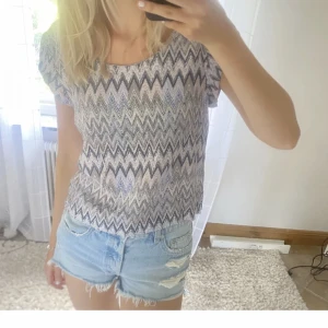 Topp i mönster  - Super söt topp som är köpt på Plick men som tyvärr inte passar mig. 