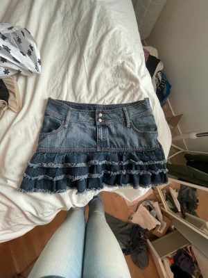 Kjol - Jeans kjol med volanger,storlek 40 men passar även 38