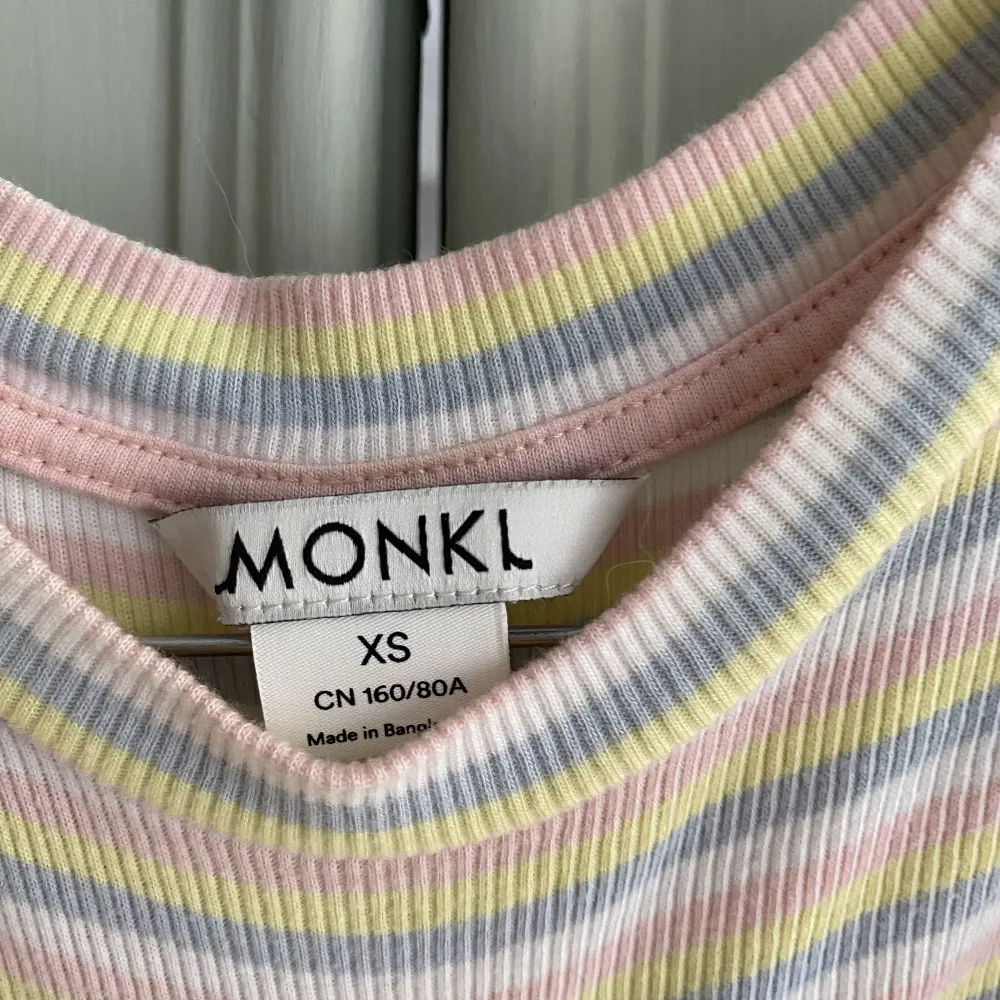 En randig tröja från monki. T-shirts.