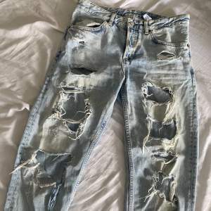 Håliga boyfriend low waist jeans som jag inte vet vart dom kommer ifrån skulle gissa gina eller hm, i storlek 25/32. 