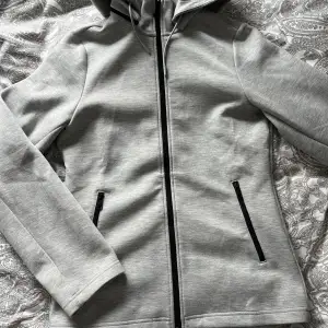 Jättefin ljusgrå hoodie från J.Lindeberg i stl S. I princip oanvänd med väldigt fina detaljer och figursydd fit! Köparen betalar frakt💫