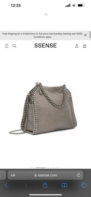  Falabella väska - Intressepil på min nästintill oanvända mini Falabella väska från Stella McCartney, köpt för 8500, inga defekter