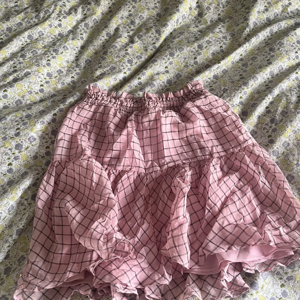 rosa volang kjol, använt en gång, från top shop. Kjolar.