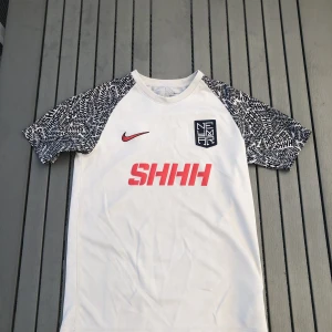 Nike tränings t-shirt - Den är i bra skick, lite små fläckar som inte syns så mycket 