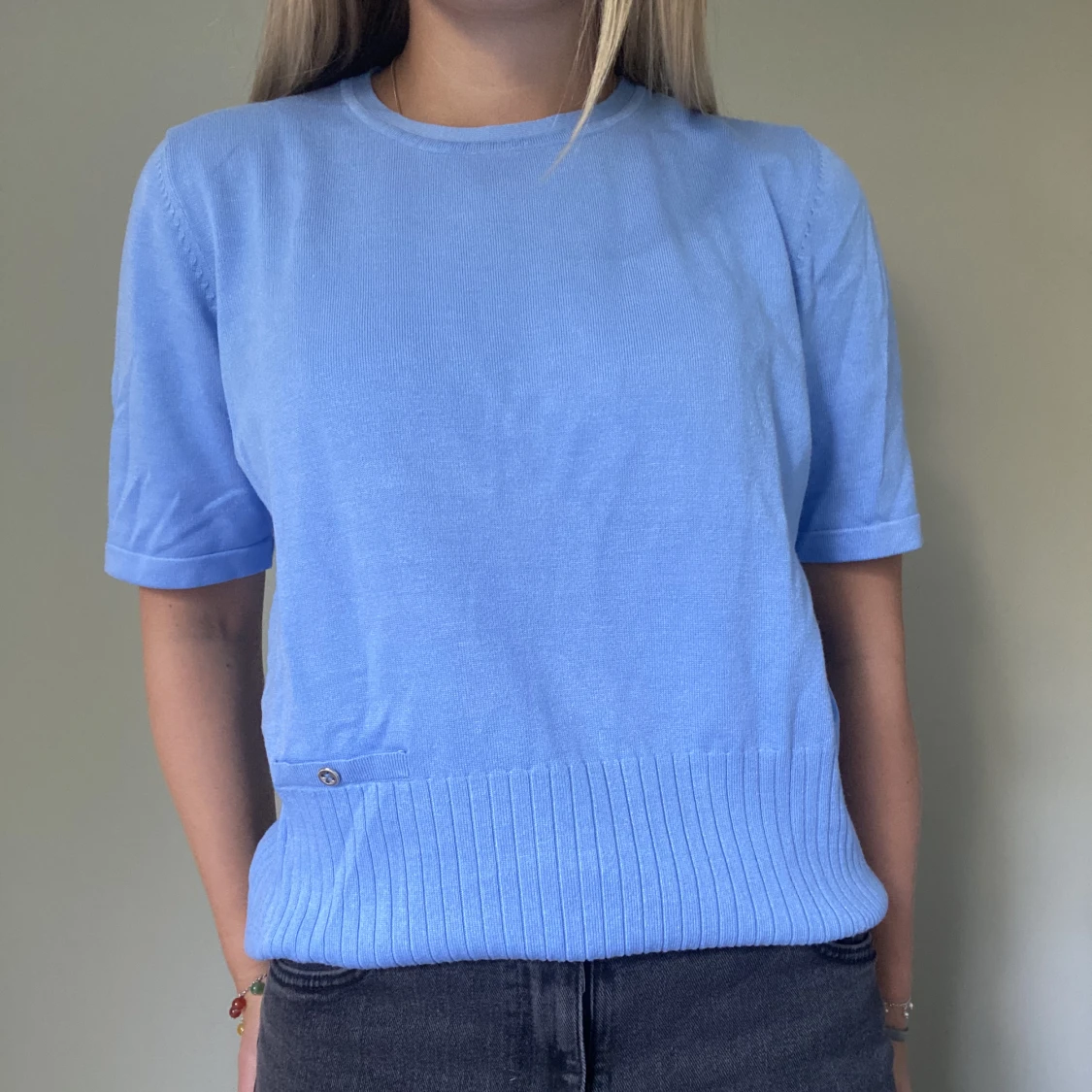 Blå kortärmad tröja