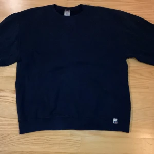 Vintage sweatshirt  - snygg mörkblå vintage crewneck från russel athletic, den är använd men i bra skick. Storlek M