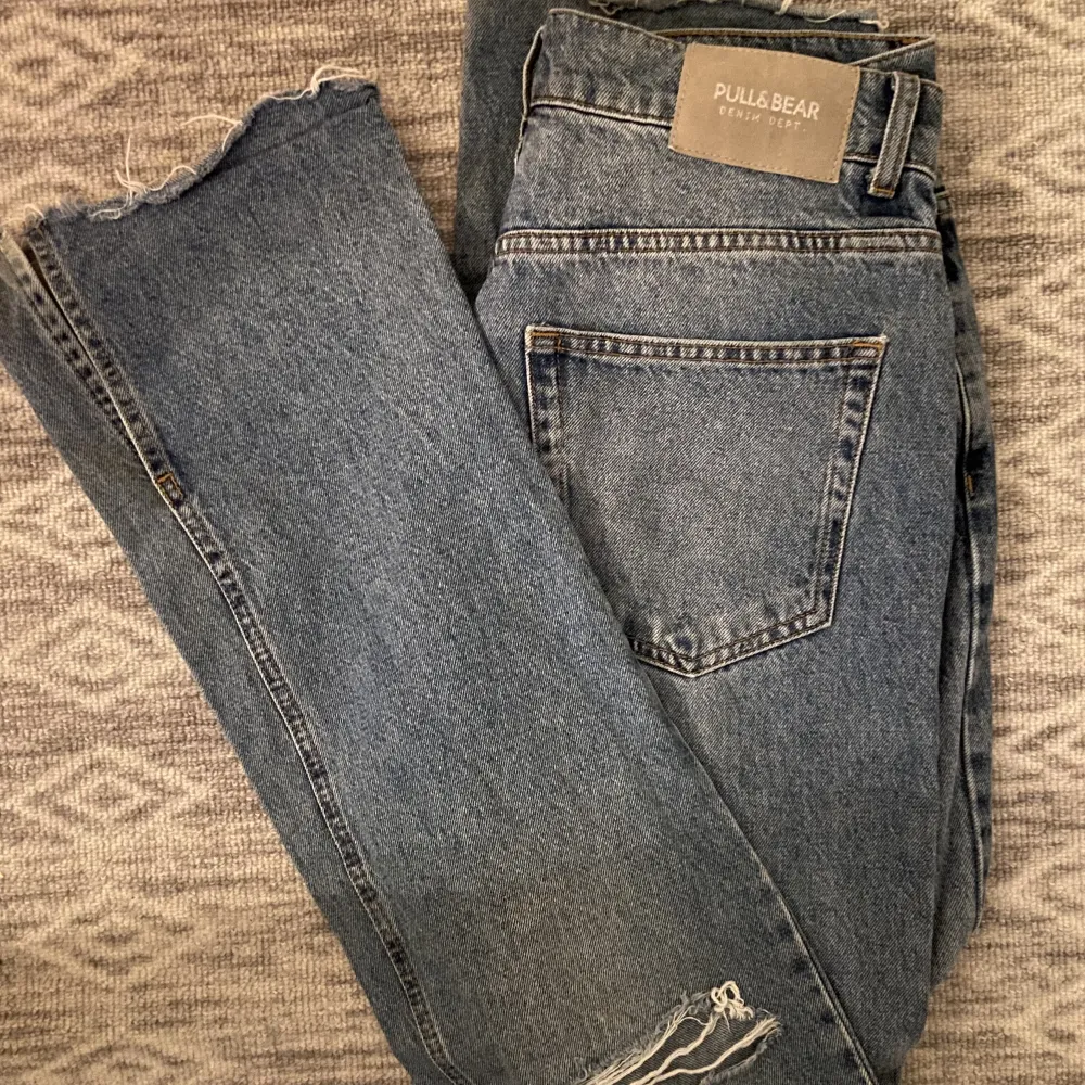 Använda jeans med slit från Pull&Bear. Original pris: oklart  Storlek: 40 Är slitna längst ner med en till två smuts fläckar annars bra skick.. Jeans & Byxor.