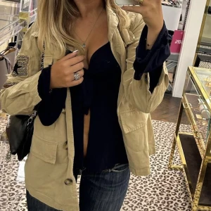 Stockholmsstil Cimity Paris cargojacka - Intressekoll för min Cimity Paris jacka i beige. Använd två ggr. Har ngn intresse köpa eller har någon i blått eller svart som vill byta? 