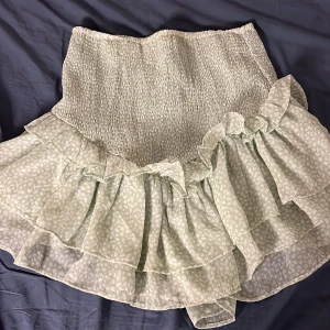 Söt grön kjol!! - En jättesöt grön kjol som tyvärr inte kommer till användning. I bra skick. Från Gina tricot 