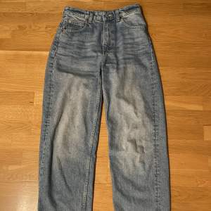 90's baggy jeans från H&M i storlek 34, säljer då de är för långa. 