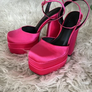 Platåskor rosa - Rosa platåskor från Asos, endas använda en gång.