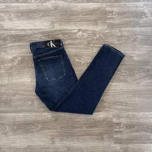 Feta mörkblå Calvin Klein jeans, säljer på grund av för små för mig. Inköpta för 840kr. Tveka inte att höra av dig för frågor! 