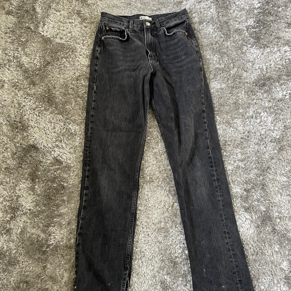 Svarta midwaist jeans med slits från gina perfect jeans. Storleken är 36. 💓. Jeans & Byxor.