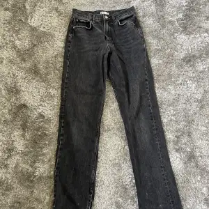 Svarta midwaist jeans med slits från gina perfect jeans. Storleken är 36. 💓
