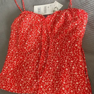 Topp - Säljer denna zara topp som tyvärr är för liten. Prislapp kvar:259kr, säljer för 100 kr💓skriv till mig vid intresse eller frågor. Pris kan diskuteras☺️💞