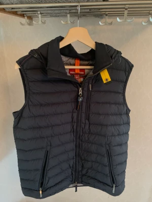 Parajumpers väst - Tjena, säljer en parajumpersväst Nyskick, köpt från Care of Carl QR kod verifierar äkthet Storlek Medium  Hämtas eller skickas