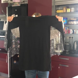 Halloween klänning för barn🎃 - Jag säljer en halloween klänning. Den är ganska kort. På vingen är det spindelnät. Det är bra skick på den. Hör av dig för frågor eller fler bilder🖤