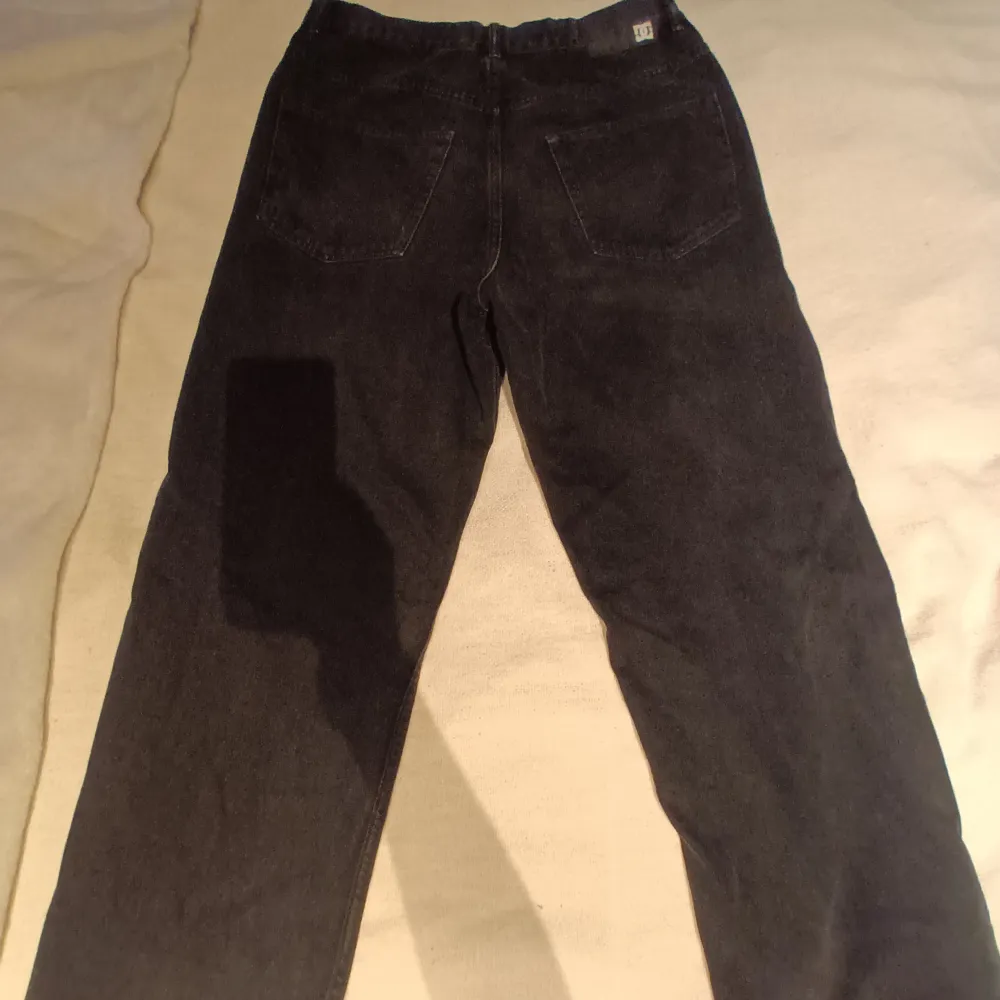 Ett par baggy jeans från dc shoes dem har en liten skada längs ner på byxan men de ser du på bild 3. Jeans & Byxor.