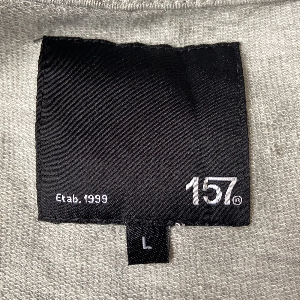 Oversized grå zip up hoodie köpt från lager 157, använd inte mer än 5 gånger. Inga defekter. Storlek L. Kontakta vid frågor🫶🫧. Tröjor & Koftor.