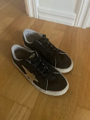 Le temps des cerises skor  - Le temps de cerises skor i storlek 36. Köpta för ca 700. Har använt dessa skor vid 4 tillfällen så de är i väldigt bra skick. 