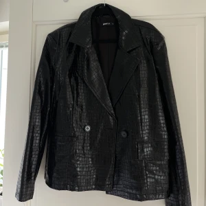 Kortare läder jacka  - En jacka/blazer i en ”kortare” modell. Sitter som en smäck! 😈 från Gina! 👀