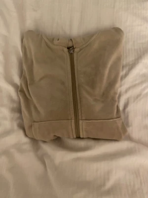 dragkedja tröja från Gina tricot -  säljer denna fina beiga dragkedja tröja från Gina Tricot🫶🏻 pga kommer inte till användning 🫶🏻 
