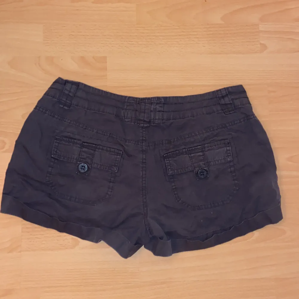 Super söta korta cargo shorts från Vera moda. . Shorts.