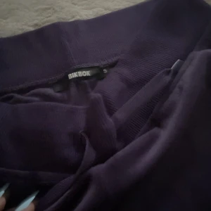 Bik bok mjukis  - SÅ HIMLA sköna mjukis menar verkligen det, från bik bok i storlek S. Suuuperfina i färg lila💕De är helt nya, aldrig använda men prislappen är borttagen men kanske har kvar kvittot✨hör av er via frågor eller funderingar,kan även skicka fler bilder även på🫶🏻