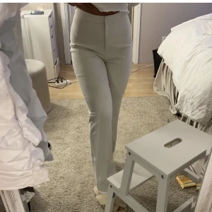 Vit byxa med slits - Säljer dessa vita kostymbyxor med slits från H&m då de inte kommer till användning. Bxorna är används ett fåtal gånger bara🤍 Strl 32, men passar 34/36 också
