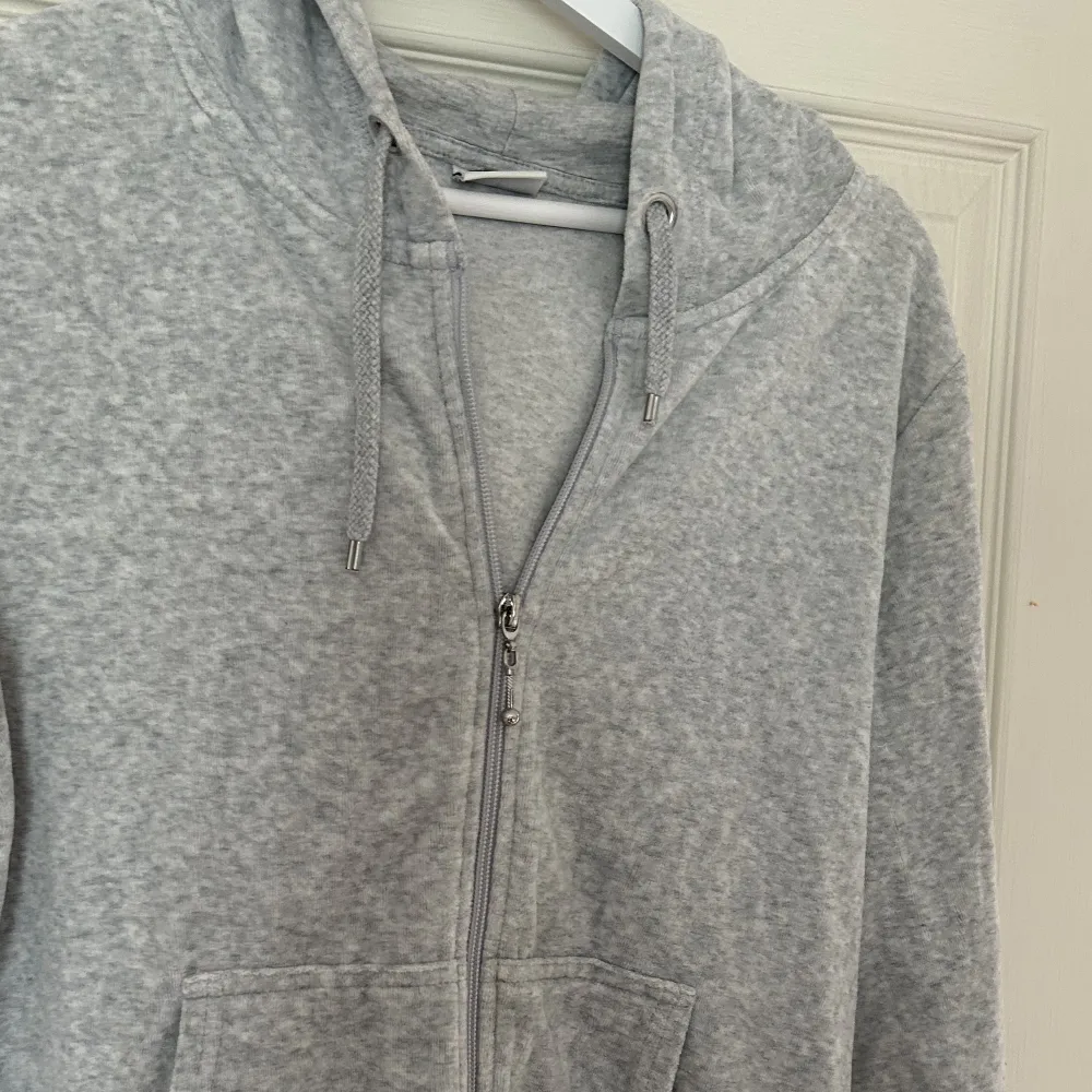 Säljer dessa två hoodies från Cubus då de tyvärr inte längre kommer till användning. Köp en för 20kr och båda för 30kr. Det är storlek m och l men skulle säga att det passar mindre. Pris kan diskuteras💗. Hoodies.