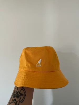 Kangol bucket hat  - Säljer min bucket hat från Kangol som är använd ett fåtal gånger. Strl L. 