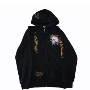Ed Hardy hoodie - Knappt använd fet Ed Hardy hoodie. Alla stenar sitter kvar och den är i princip nyskick. Några mer frågor så skriv privat.