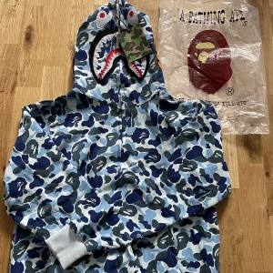 Bape Blue Camo Shark Hoodie - Köpt från @96.Kickz🇺🇸 Skick 10/10 🔥 Nypris: 6000 Pris kan diskuteras vid snabb affär 🤝 