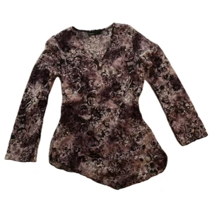 Mesh-tröja - Lila blommig mesh-tröja från Kappahl