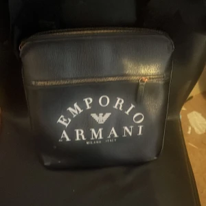 Armani axelrems väska - Lite skador på lädret